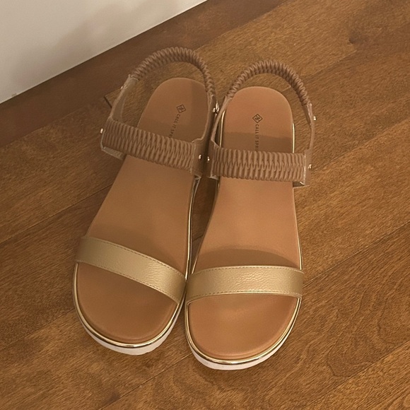 New Call It Spring Women's Gold Metallic & Tan Sandals, size 7 - Picture 2 of 11